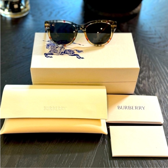 💎NWOT - Burberry Sunglasses with full inclusion - Picture 1 of 8